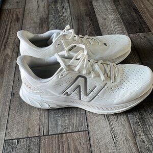 New balance tennis shoes